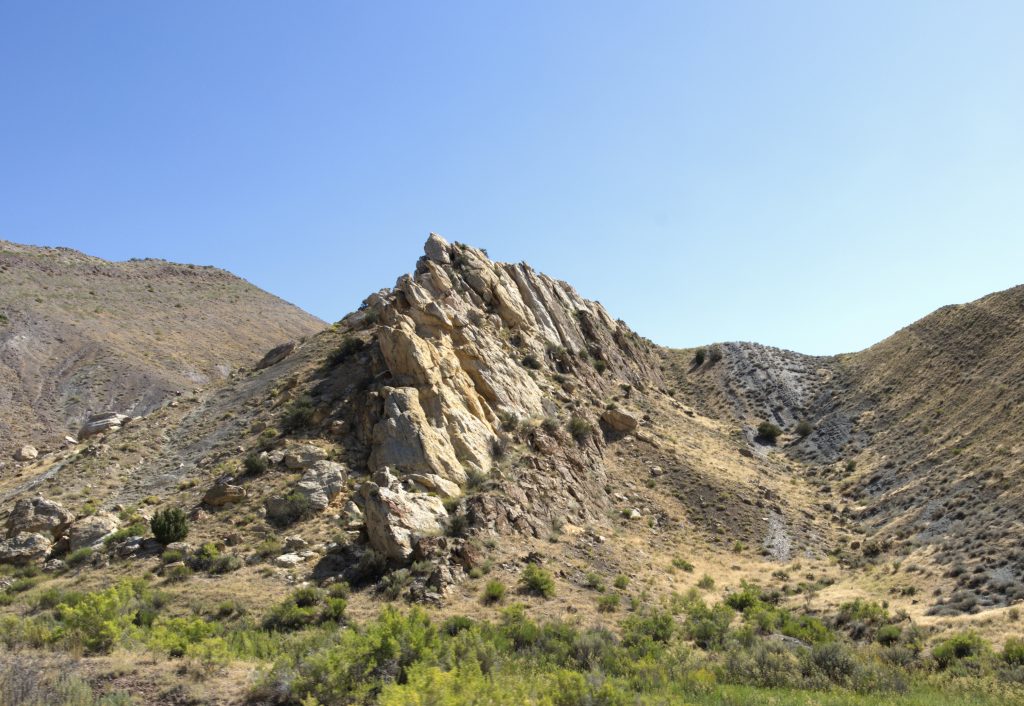 An interesting feature near the visitor centre that appears to be a giant dinosaur backbone (locally called the stegosaurus). Just rocks, however, no bones.